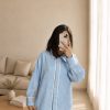 شومیز مجلسی زنانه آبی با یقه شکاری، آستین بلند و نوار سفید کار شده
